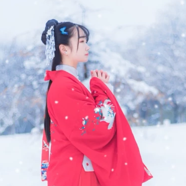 白雪紅衣女生頭像，唯美古風真人頭像