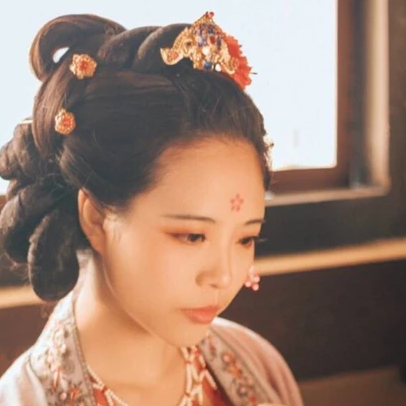 古典梅花妝女生頭像，唯美古風真人頭像