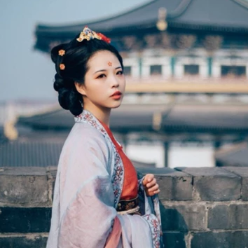 古典梅花妝女生頭像，唯美古風真人頭像