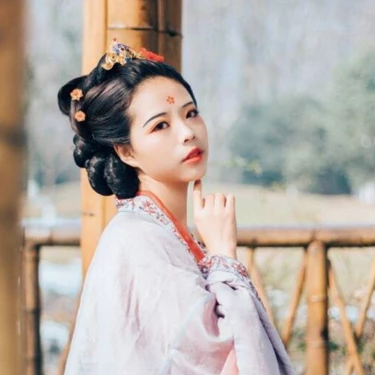 古典梅花妝女生頭像，唯美古風(fēng)真人頭像