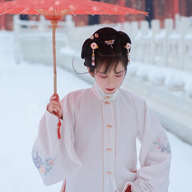 白衣白雪帶傘女生頭像，唯美古風真人頭像