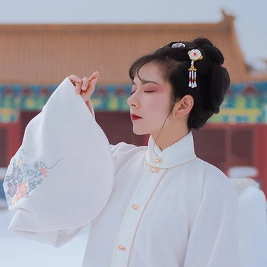 白衣白雪帶傘女生頭像，唯美古風真人頭像
