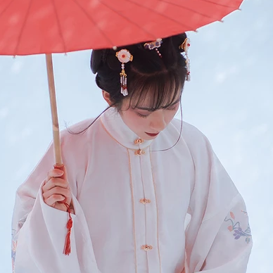 白衣白雪帶傘女生頭像，唯美古風真人頭像