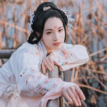 典雅帶團(tuán)扇女生頭像，唯美古風(fēng)真人頭像