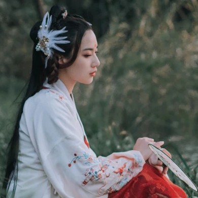 典雅帶團(tuán)扇女生頭像，唯美古風(fēng)真人頭像