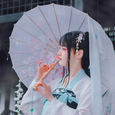 翩翩仙舞帶傘女生頭像，唯美古風(fēng)真人頭像