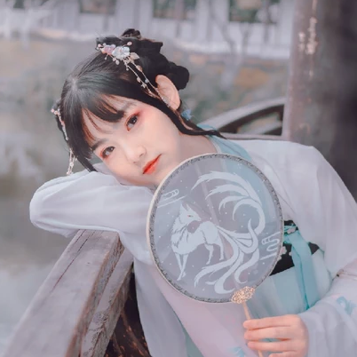翩翩仙舞帶傘女生頭像，唯美古風(fēng)真人頭像