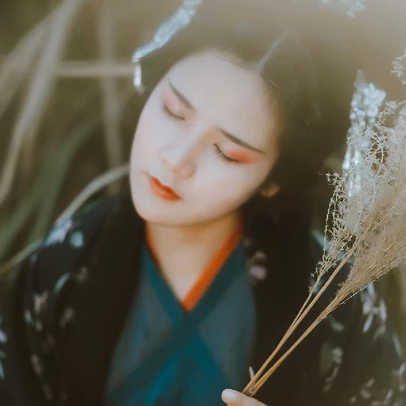 蘆葦飄揚(yáng)女生頭像，唯美古風(fēng)真人頭像