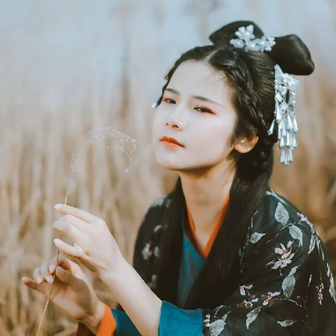 蘆葦飄揚(yáng)女生頭像，唯美古風(fēng)真人頭像