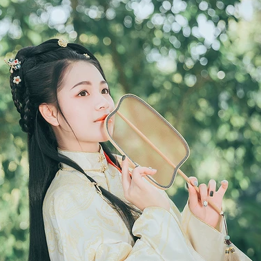 樹蔭帶團扇女生頭像，唯美古風真人頭像