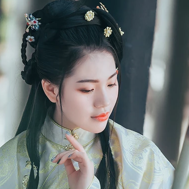 樹蔭帶團扇女生頭像，唯美古風真人頭像