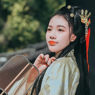 樹蔭帶團扇女生頭像，唯美古風真人頭像