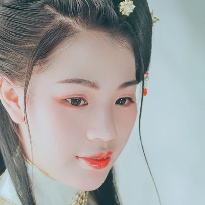 樹蔭帶團扇女生頭像，唯美古風真人頭像