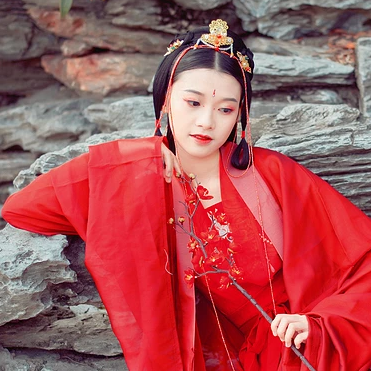 紅梅紅衣女生頭像，唯美古風(fēng)真人頭像
