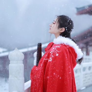 雪飄飄紅衣帶傘女生頭像，唯美古風真人頭像