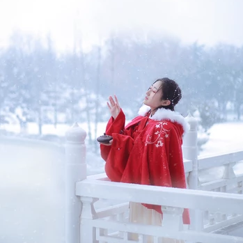 雪飄飄紅衣帶傘女生頭像，唯美古風真人頭像
