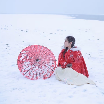 雪飄飄紅衣帶傘女生頭像，唯美古風真人頭像