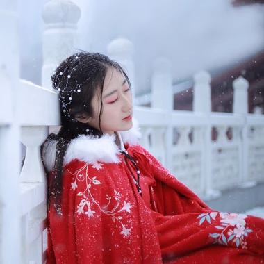 雪飄飄紅衣帶傘女生頭像，唯美古風真人頭像