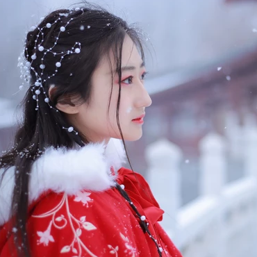 雪飄飄紅衣帶傘女生頭像，唯美古風真人頭像