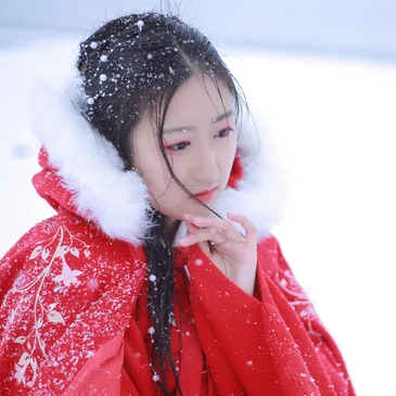 雪飄飄紅衣帶傘女生頭像，唯美古風真人頭像