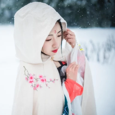 雪地帶披風(fēng)女生頭像，唯美古風(fēng)真人頭像