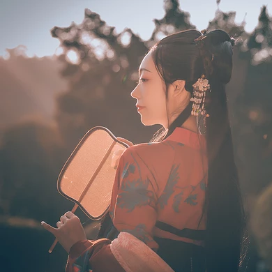 嬌艷紅衣帶傘生頭像，唯美古風(fēng)真人頭像