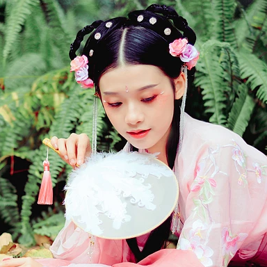 粉衣少女心帶團扇女生頭像，唯美古風真人頭像