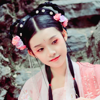 粉衣少女心帶團扇女生頭像，唯美古風真人頭像