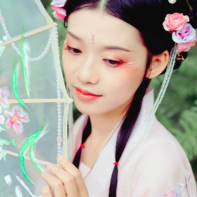 粉衣少女心帶團扇女生頭像，唯美古風真人頭像
