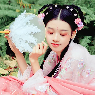 粉衣少女心帶團扇女生頭像，唯美古風真人頭像
