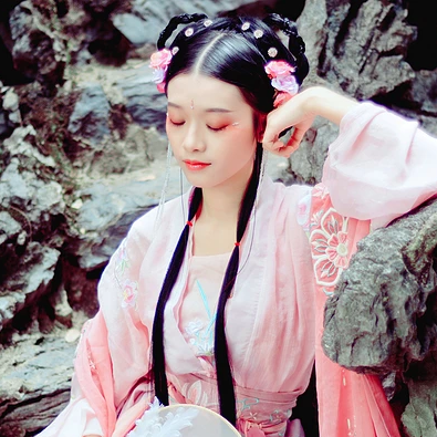 粉衣少女心帶團扇女生頭像，唯美古風真人頭像