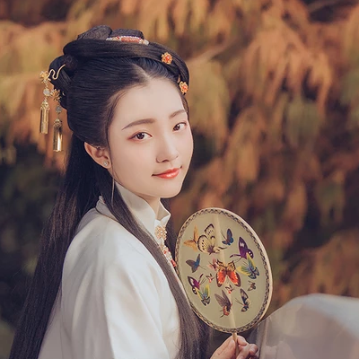 秋葉帶團(tuán)扇女生頭像，唯美古風(fēng)真人頭像