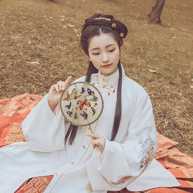 秋葉帶團(tuán)扇女生頭像，唯美古風(fēng)真人頭像