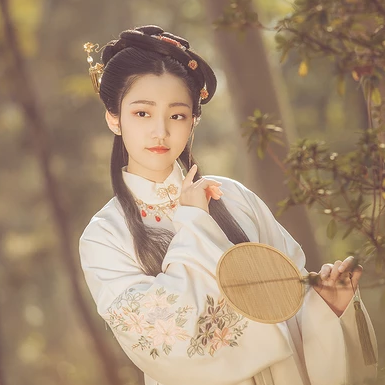 秋葉帶團(tuán)扇女生頭像，唯美古風(fēng)真人頭像