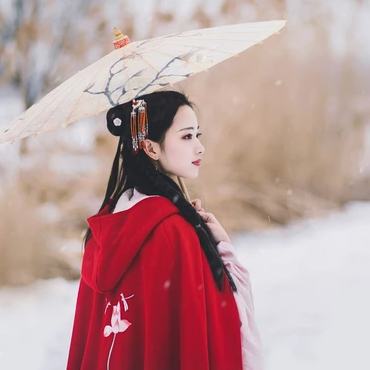 初雪紅披風(fēng)帶傘女生頭像，唯美古風(fēng)真人頭像