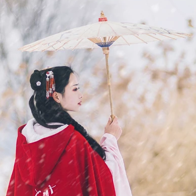 初雪紅披風(fēng)帶傘女生頭像，唯美古風(fēng)真人頭像