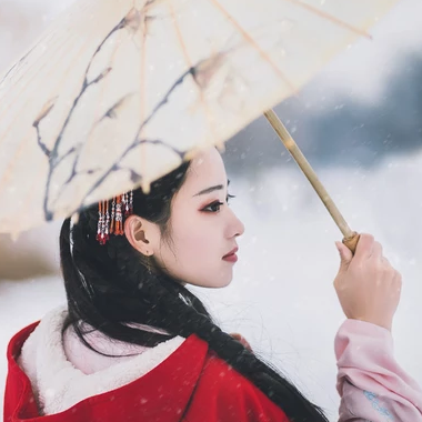 初雪紅披風(fēng)帶傘女生頭像，唯美古風(fēng)真人頭像