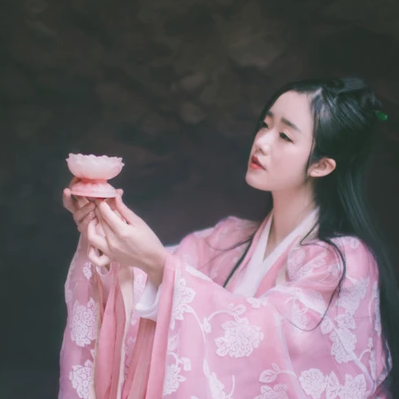粉衣蓮燈女生頭像，唯美古風(fēng)真人頭像