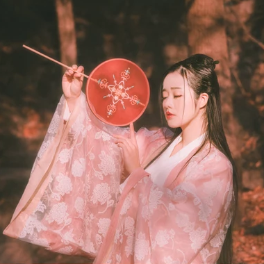 粉衣蓮燈女生頭像，唯美古風(fēng)真人頭像