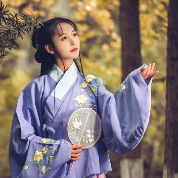 高貴優(yōu)雅紫衣帶團(tuán)扇女生頭像，唯美古風(fēng)真人頭