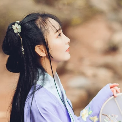 高貴優(yōu)雅紫衣帶團(tuán)扇女生頭像，唯美古風(fēng)真人頭