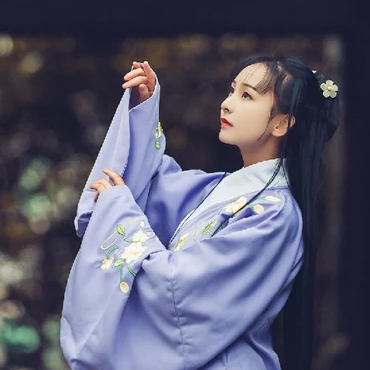 高貴優(yōu)雅紫衣帶團(tuán)扇女生頭像，唯美古風(fēng)真人頭