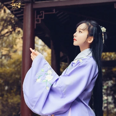 高貴優(yōu)雅紫衣帶團(tuán)扇女生頭像，唯美古風(fēng)真人頭