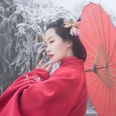 梅花雪紅衣女生頭像，唯美古風(fēng)真人頭像