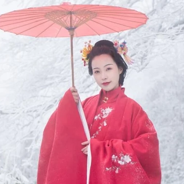 梅花雪紅衣女生頭像，唯美古風(fēng)真人頭像