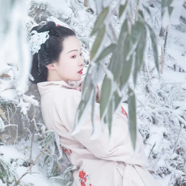 梅花雪紅衣女生頭像，唯美古風(fēng)真人頭像