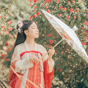 花開帶團(tuán)扇女生頭像，唯美古風(fēng)真人頭像