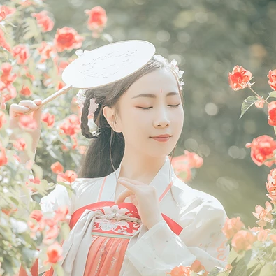 花開帶團(tuán)扇女生頭像，唯美古風(fēng)真人頭像