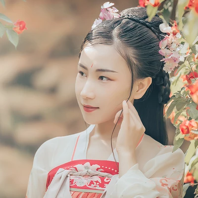 花開帶團(tuán)扇女生頭像，唯美古風(fēng)真人頭像