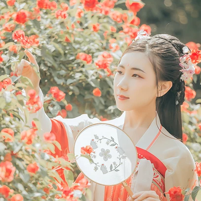 花開帶團(tuán)扇女生頭像，唯美古風(fēng)真人頭像